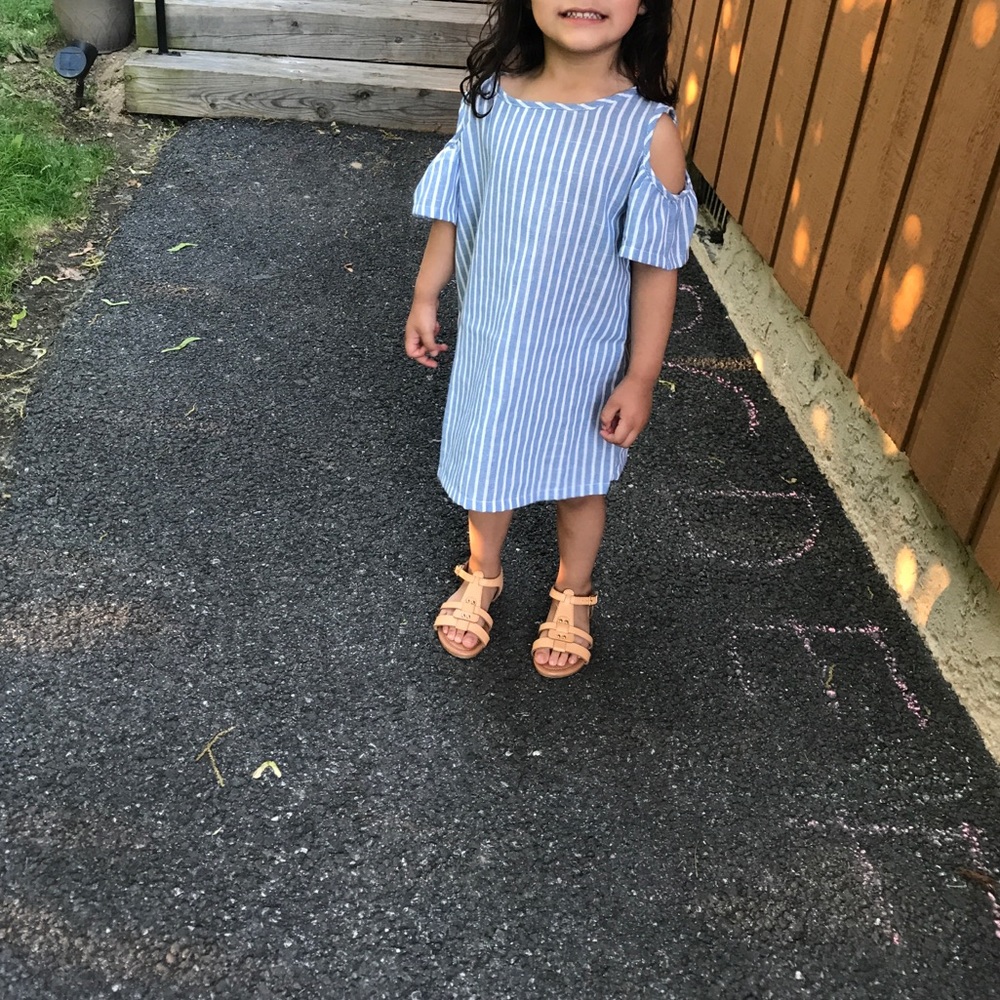 Stripped dress with the cold shoulder sleeves